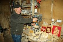 Пенсионер мастерит поделки из дерева - игрушки и пазлы